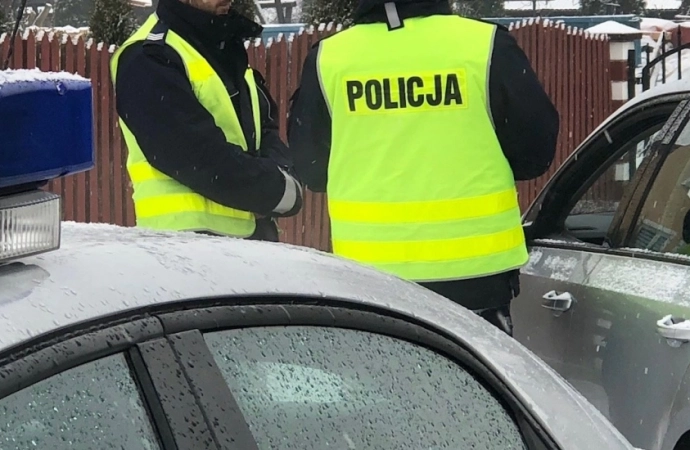 {Policja apeluje o odśnieżanie samochodów. Bez tego – narażamy siebie i innych.}