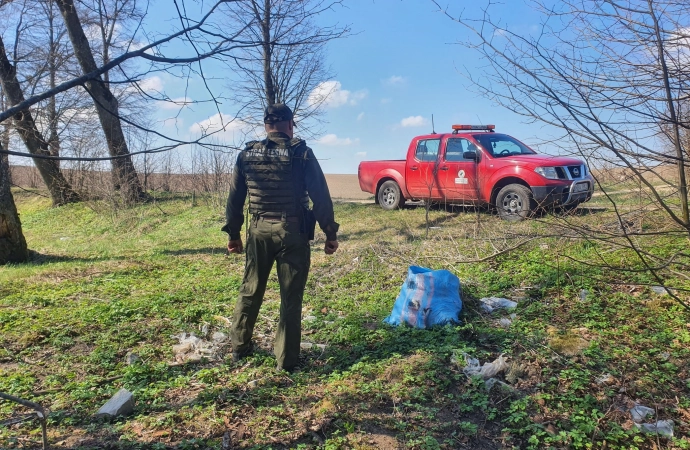 Sypią się mandaty za zaśmiecanie lasu