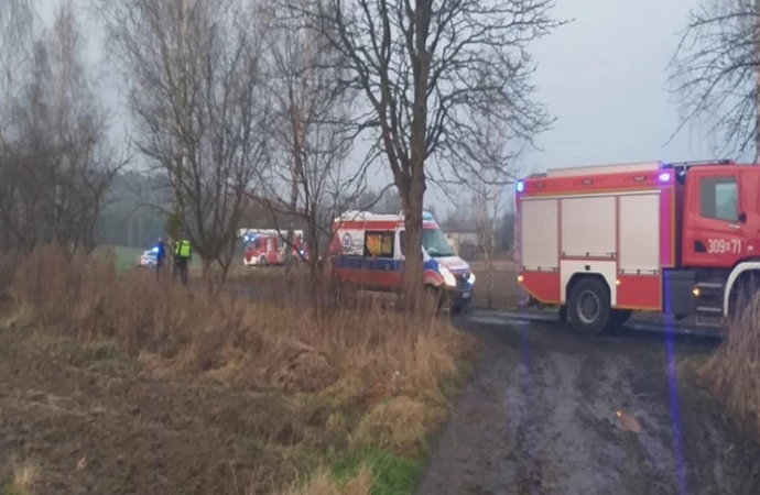 {Policjanci z Dobrego Miasta wynieśli 78-letnią kobietę z płonącego domu.}